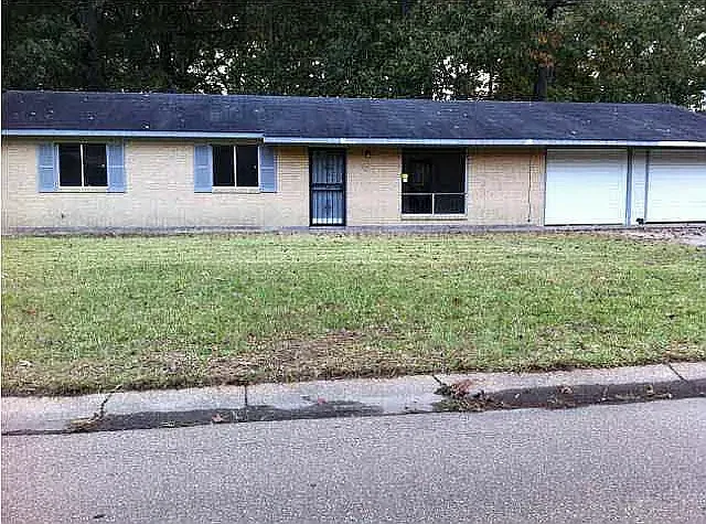 3233 Longwood Dr