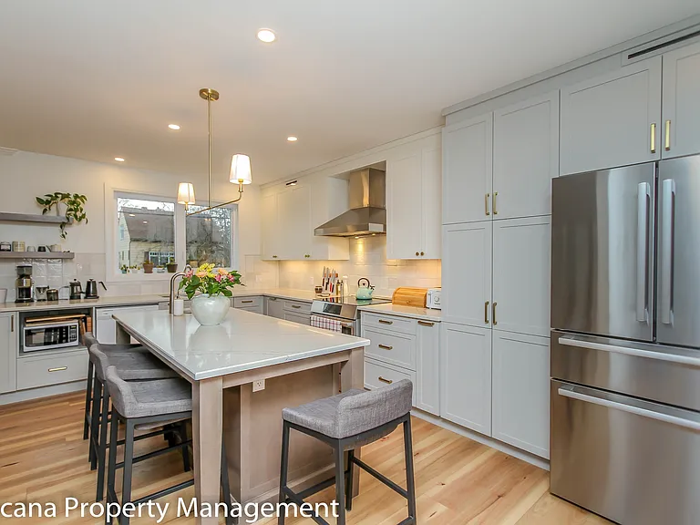 220 Cowley Ave — Photo 10