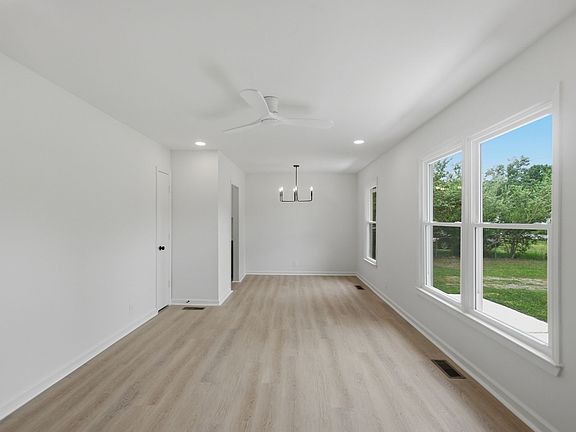 5th image of 198 N Meribeth Ln