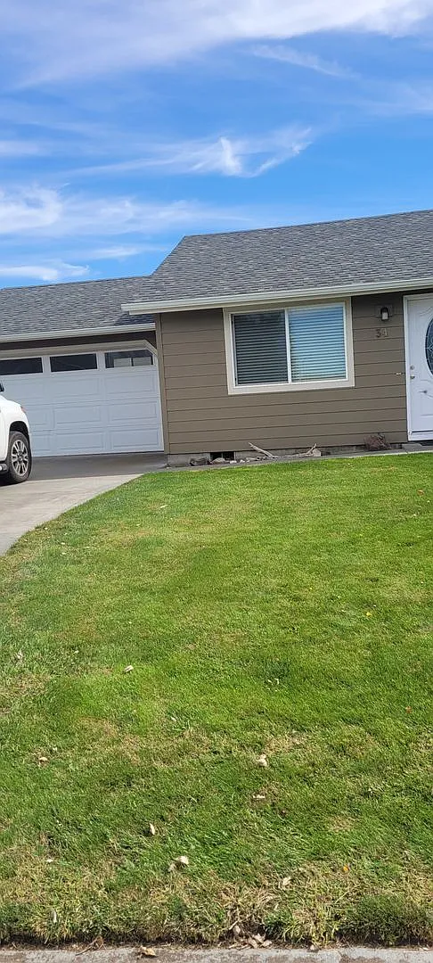 Cozy home on large lot w/fenced backyard — Photo 2