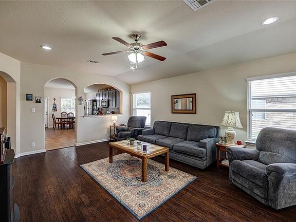 4th image of 1007 Alamo Plaza Dr