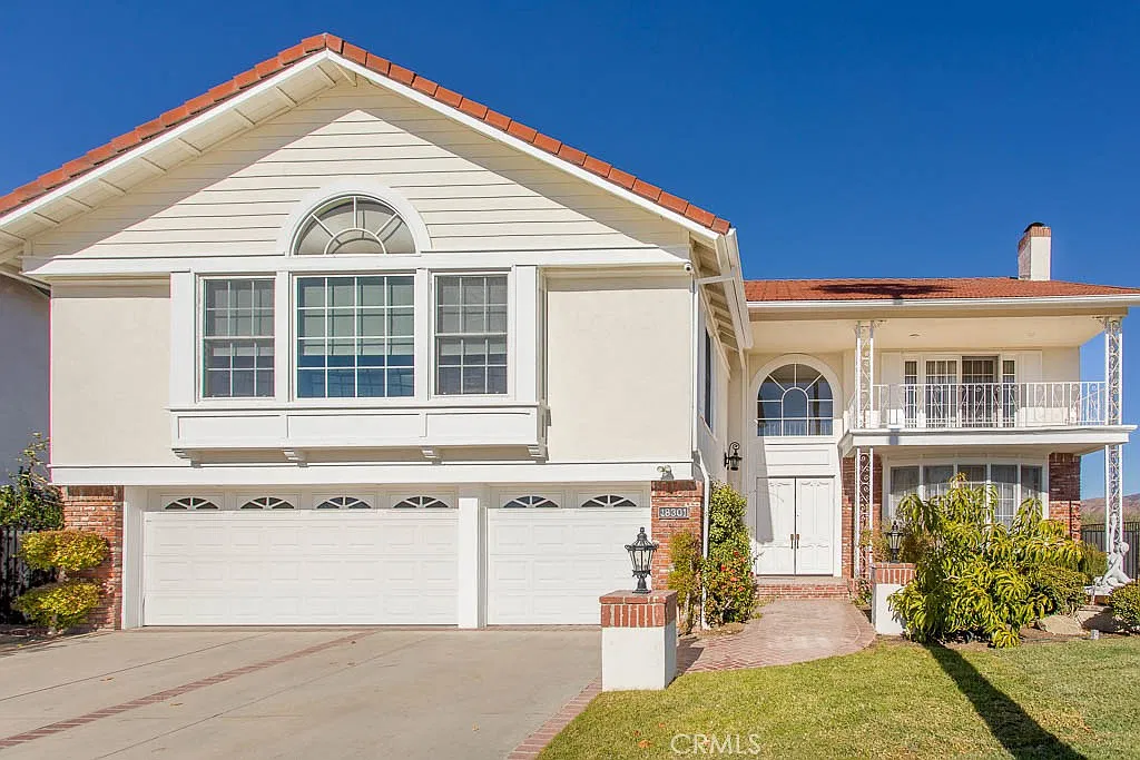 5 bed, 4.5 bath, 4300 sqft, $8,800 — Photo 1