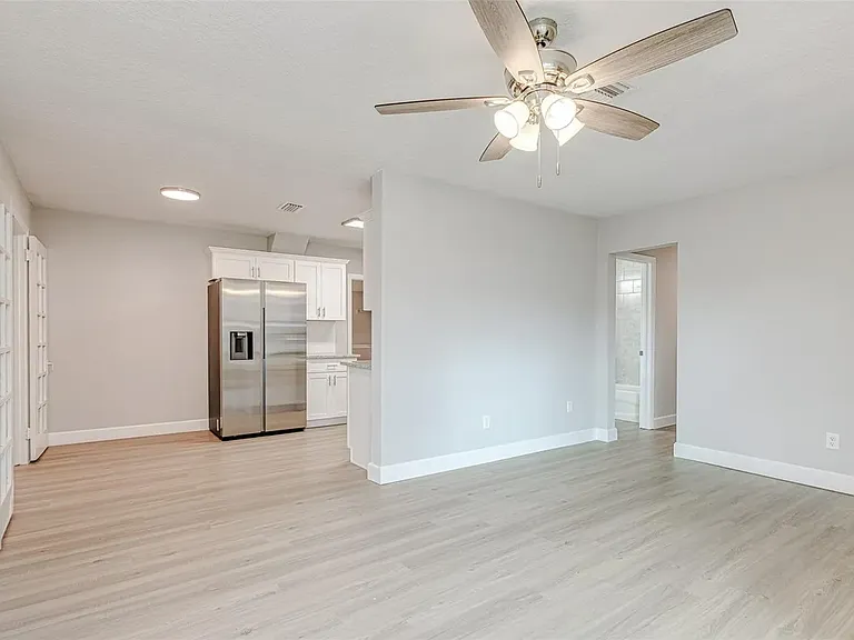 159 Avenue G SE — Photo 2