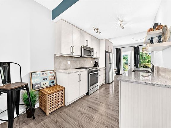4th image of 501 W River Heights Dr #402