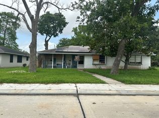 102 Bois D Arc St, Lake Jackson, TX 77566