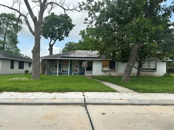 102 Bois D Arc St, Lake Jackson, TX 77566