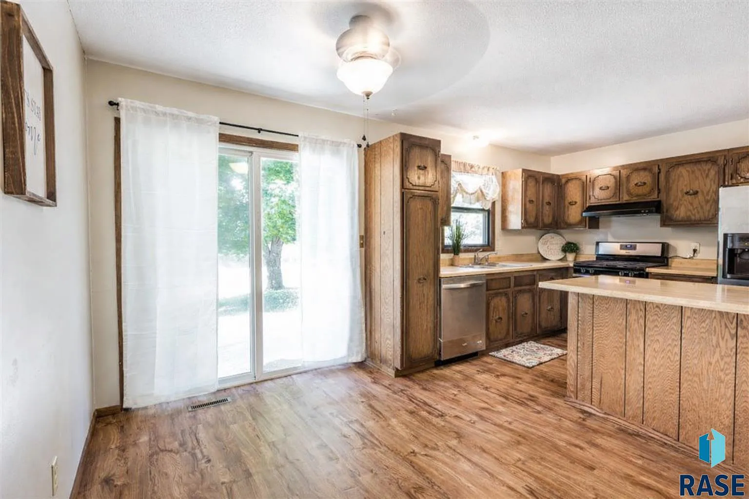 3 bed, 988 sqft, $1,650 — Photo 3