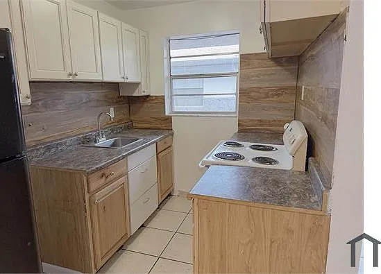 525 N 62nd Ave — Photo 4