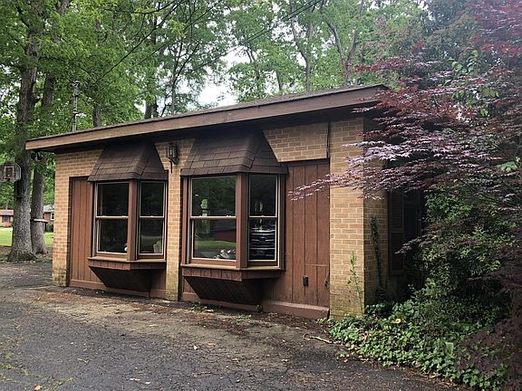 3rd image of 1211 Belmont Dr