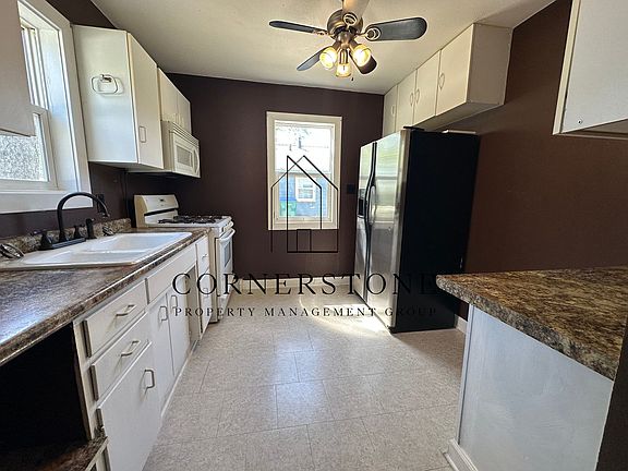 3rd image of 515 Pleasant St
