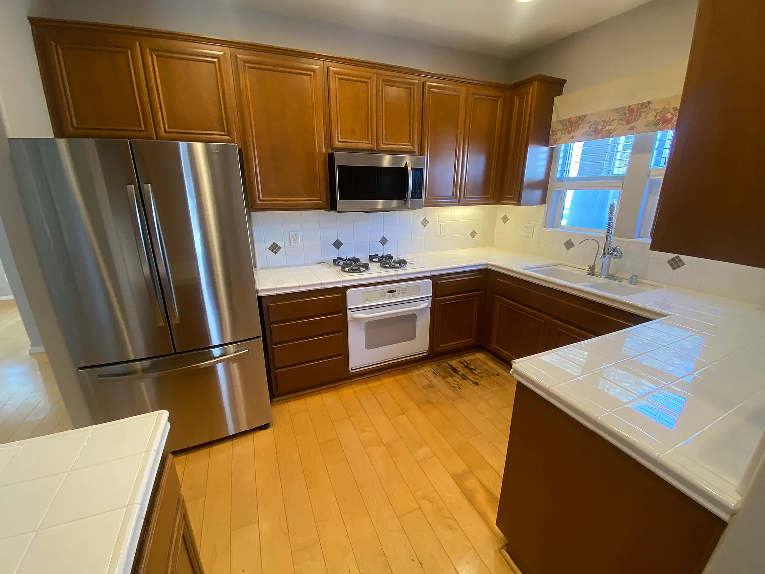 4 bed, 1938 sqft, $4,750 — Photo 3