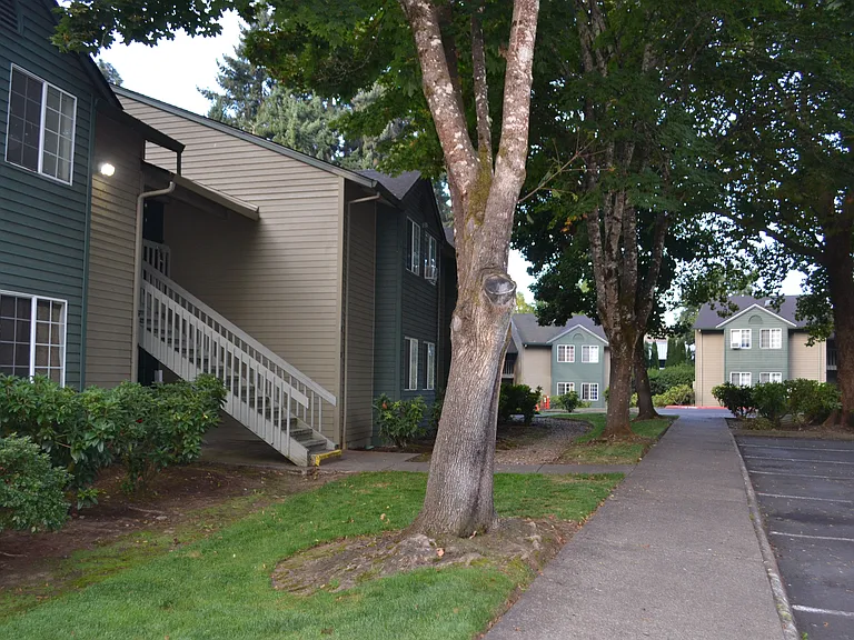 London Pointe Apartments — Photo 28