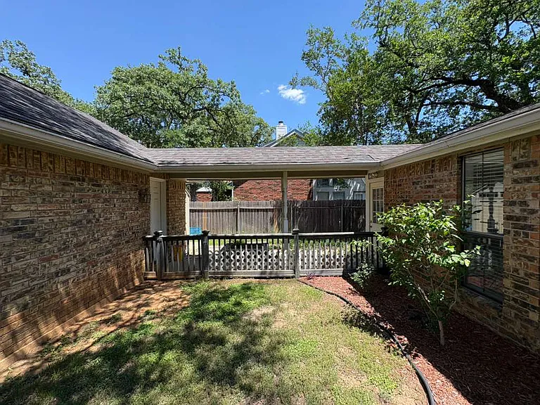 500 Holliday Ln — Photo 15
