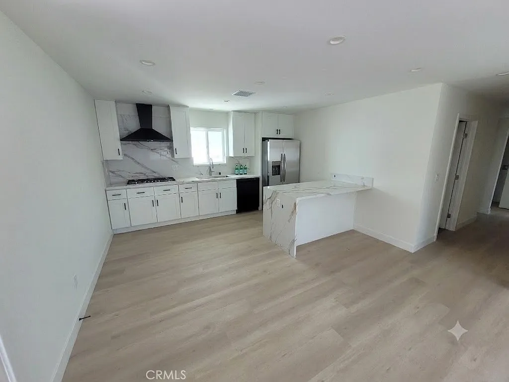 3 bed, 1055 sqft, $3,500 — Photo 2