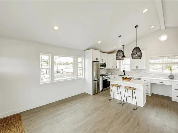 118 Magnolia St #B, Costa Mesa, CA 92627