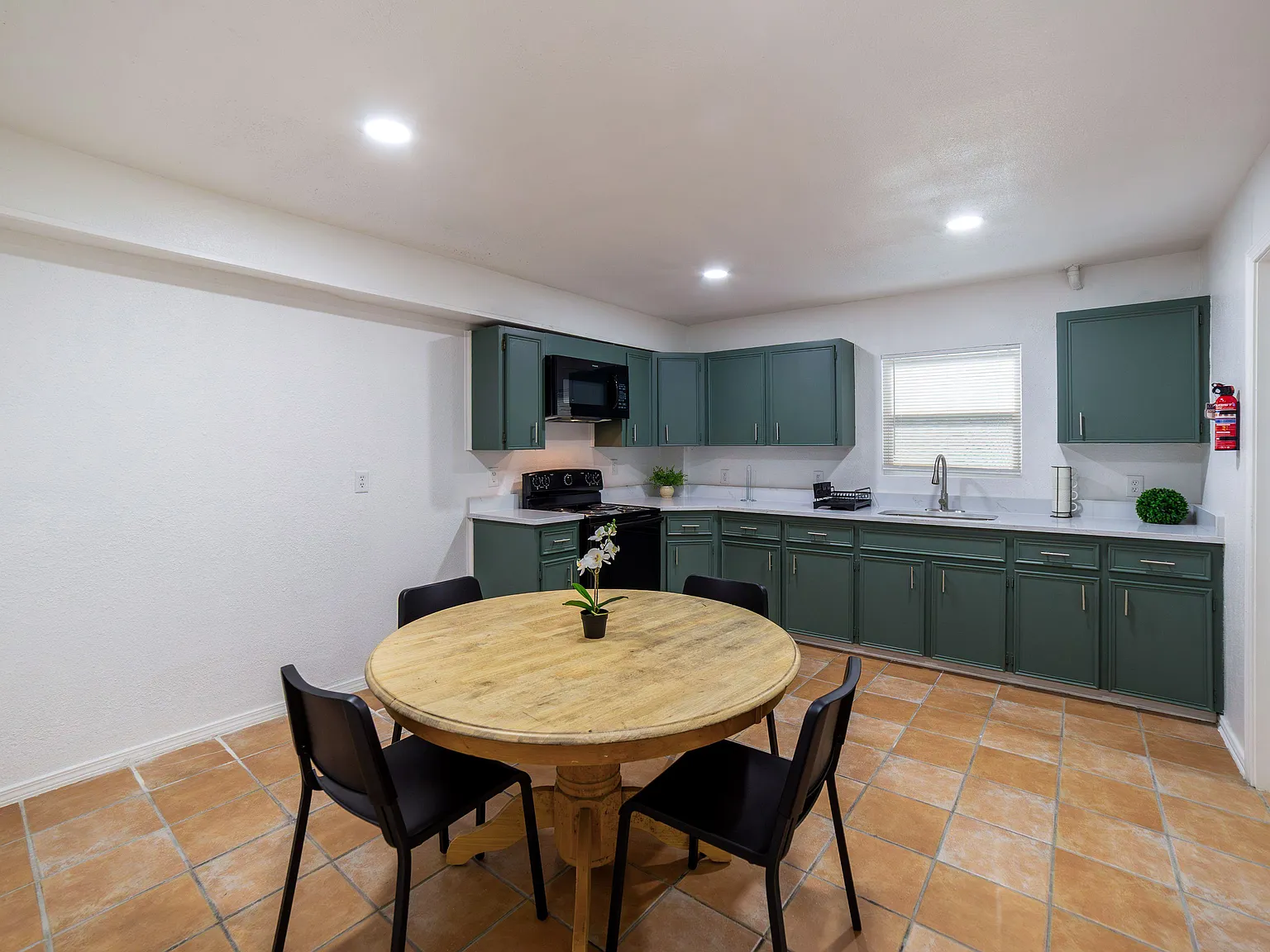 4 bed, 2.0 bath, 1900 sqft, $728 — Photo 4