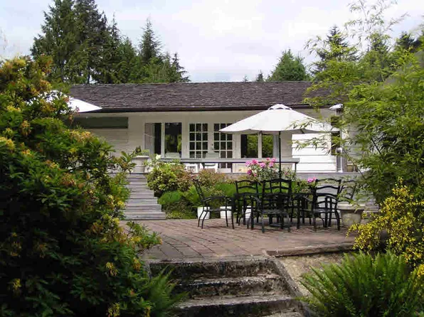 374 Rabbit Ln, West Vancouver, BC V7S 1J3