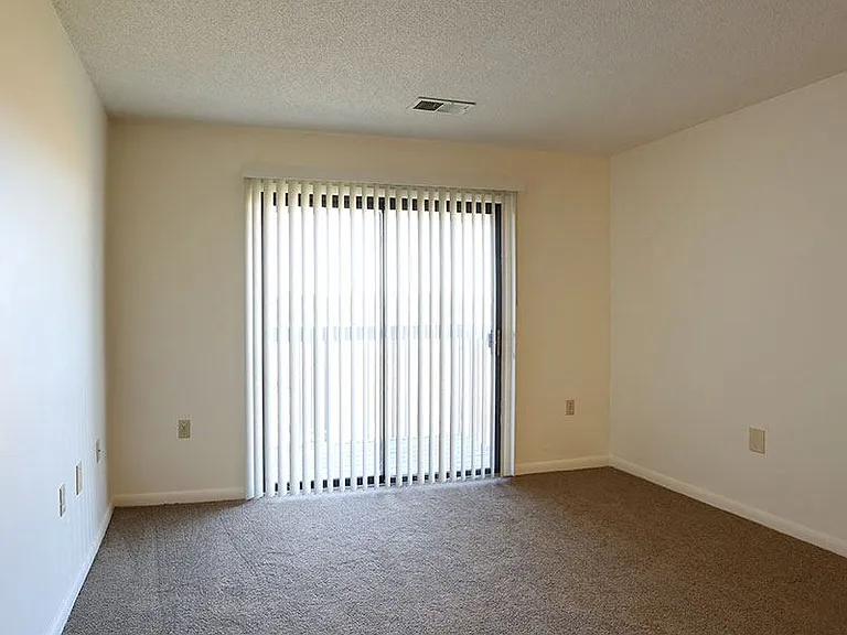 HUNTERS OAK APARTMENTS — Photo 6