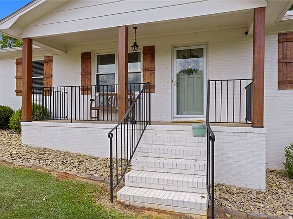 3rd image of 211 Bentwood Dr