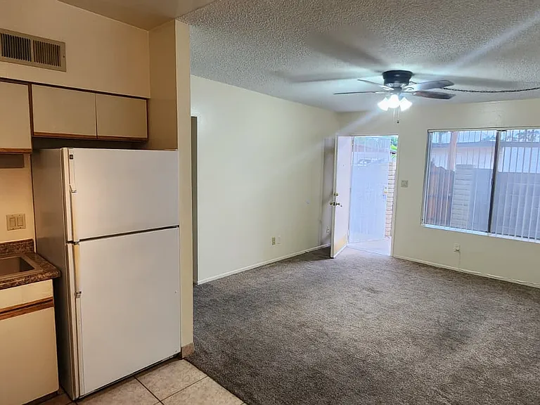 424 E Frost Cir #424 — Photo 2