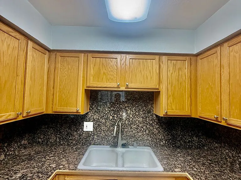 Howard & Lexington Apts — Photo 10