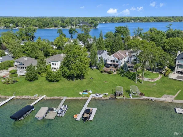 3217 Interlaken St, West Bloomfield, MI 48323