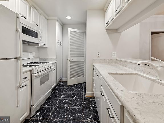 5th image of 901 N Monroe St APT 614