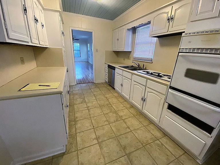 135 W Oak Ln — Photo 6