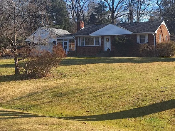12821 Spring Dr, Rockville, MD 20850
