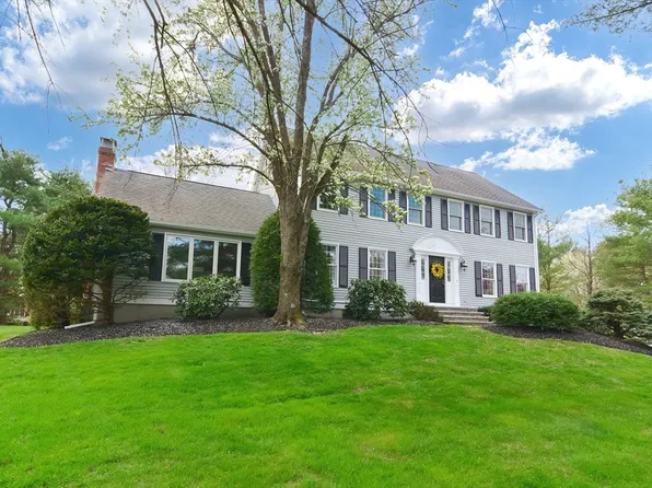 16 Harding St, Medfield, MA 02052