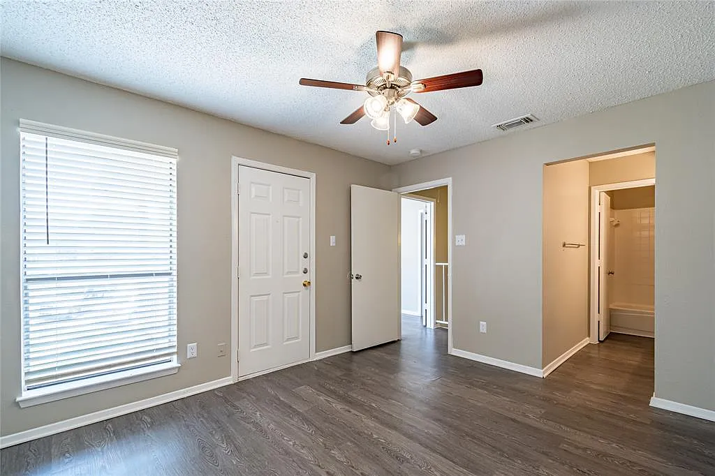 2 bed, 2.5 bath, 1056 sqft, $1,395 — Photo 2