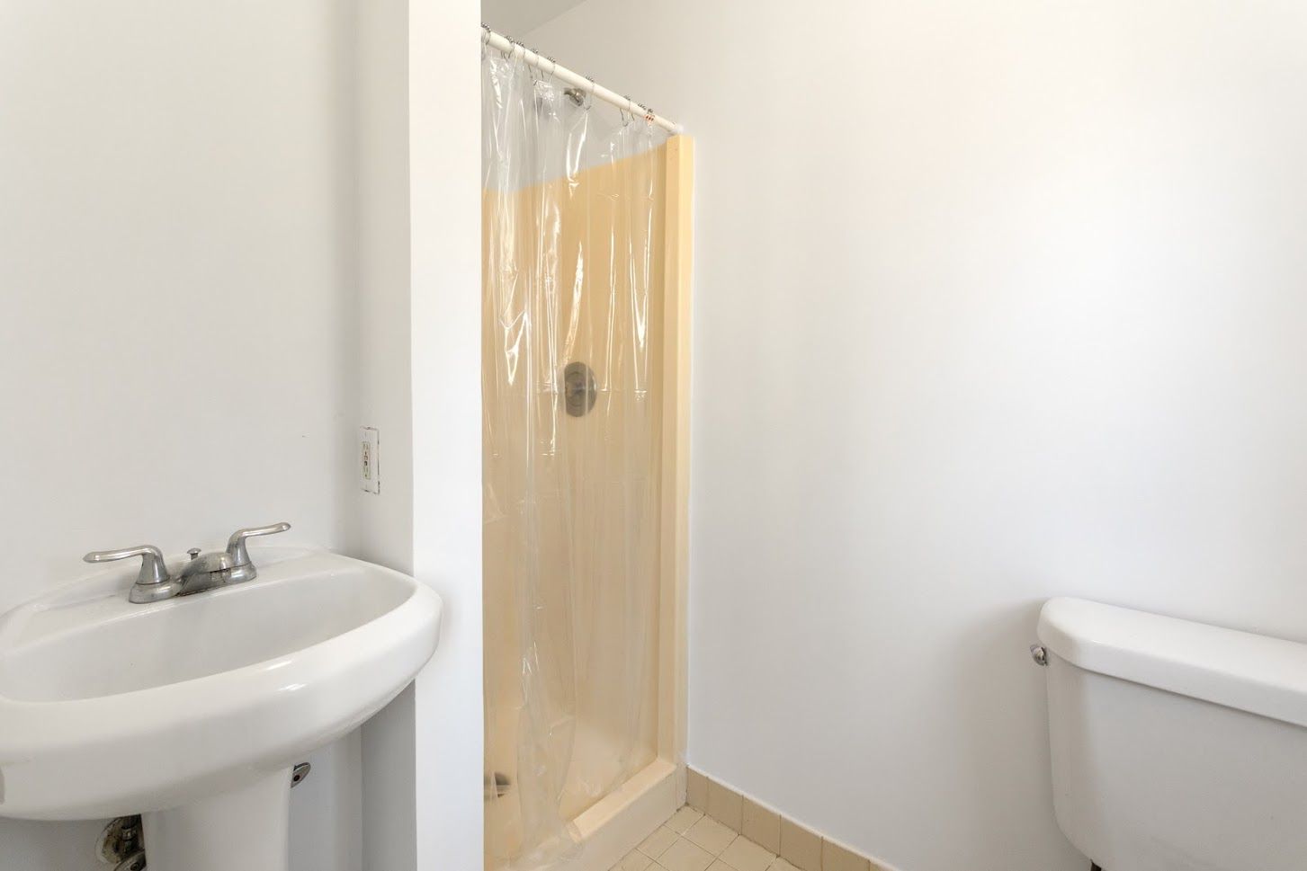  1st floor en-suite bath