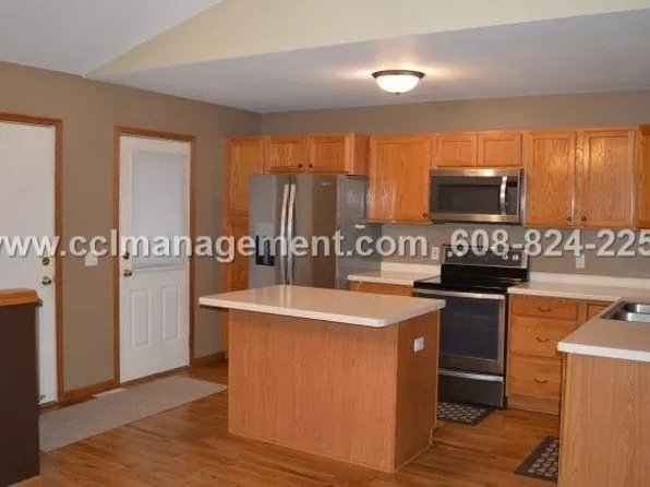 5 Fleischman Cir, Madison, WI 53719