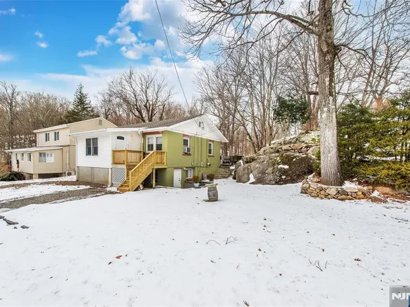 304 Squaw Trl, Hopatcong, NJ 07843