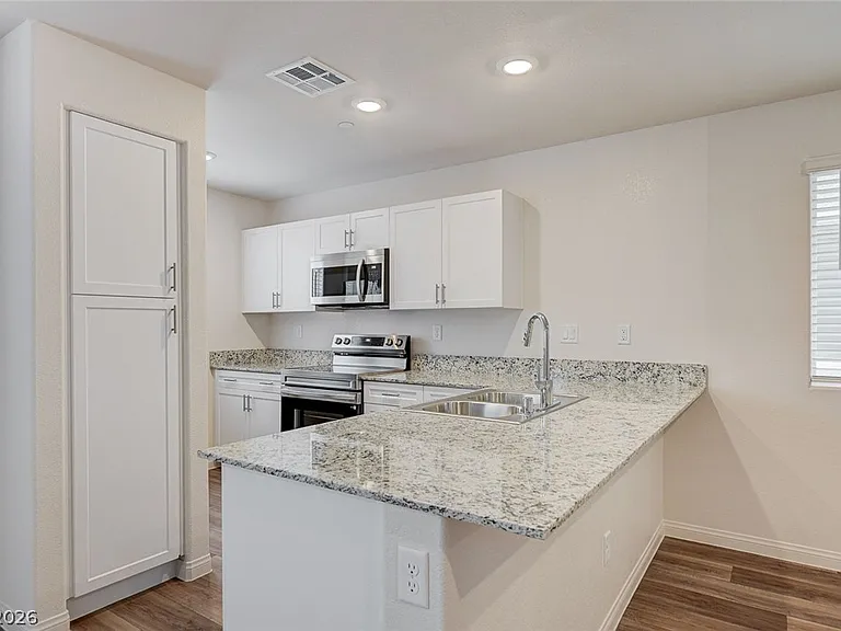 3026 Baltic Green St — Photo 4
