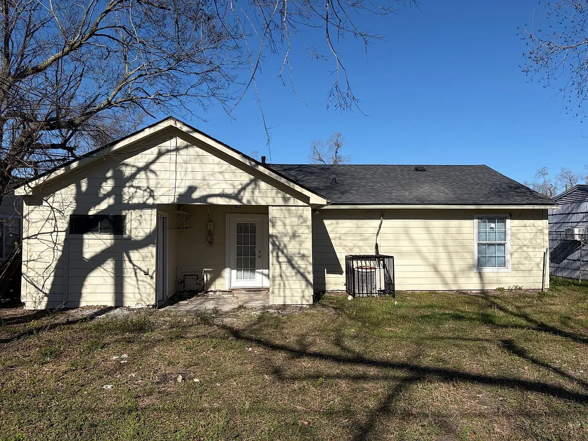Building Photo - 5406 Lyndhurst Dr