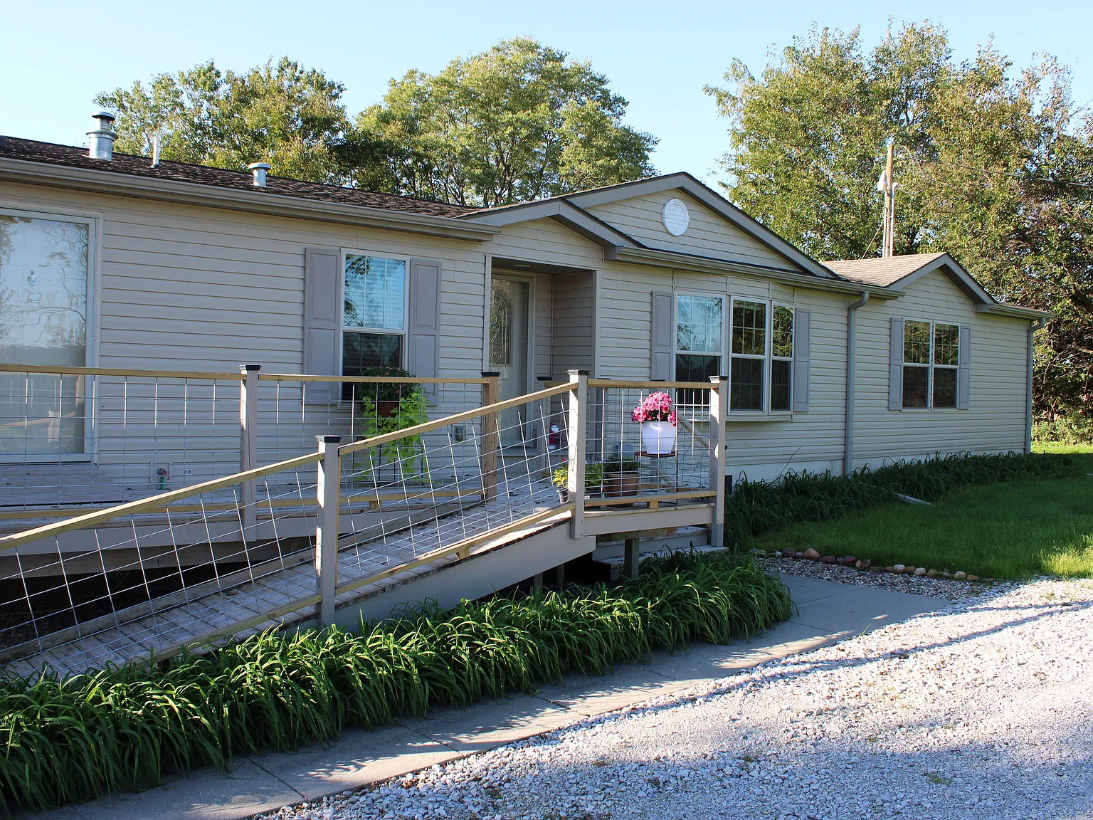 3 bed, 2.5 bath, 1750 sqft, $2,100 — Photo 1