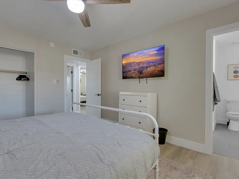 38 E Geneva Dr — Photo 24