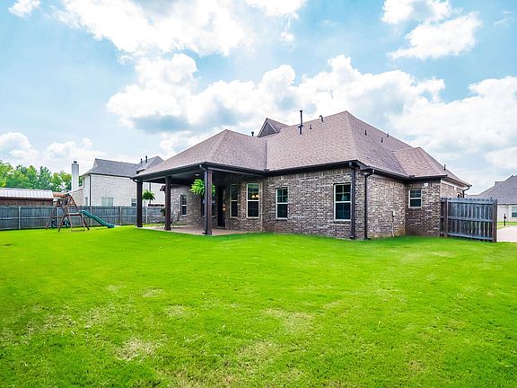 5th image of 560 Oakridge Dr
