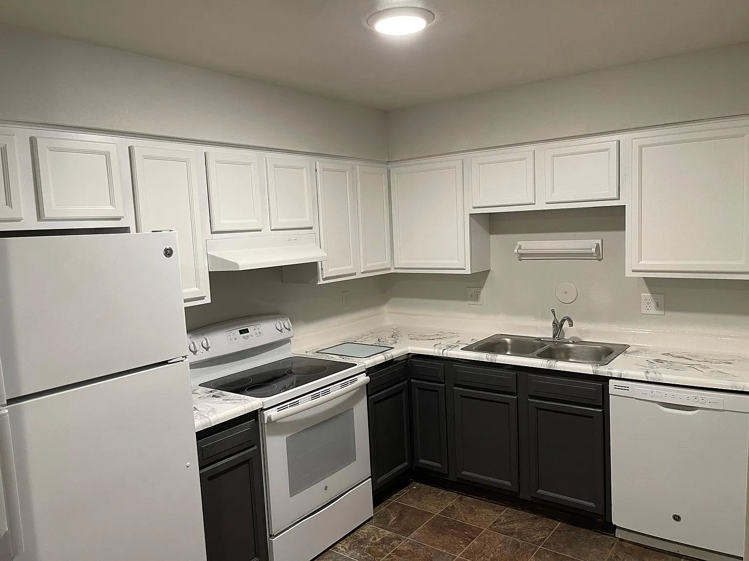 3 bed, 100 sqft, $2,183 — Photo 2
