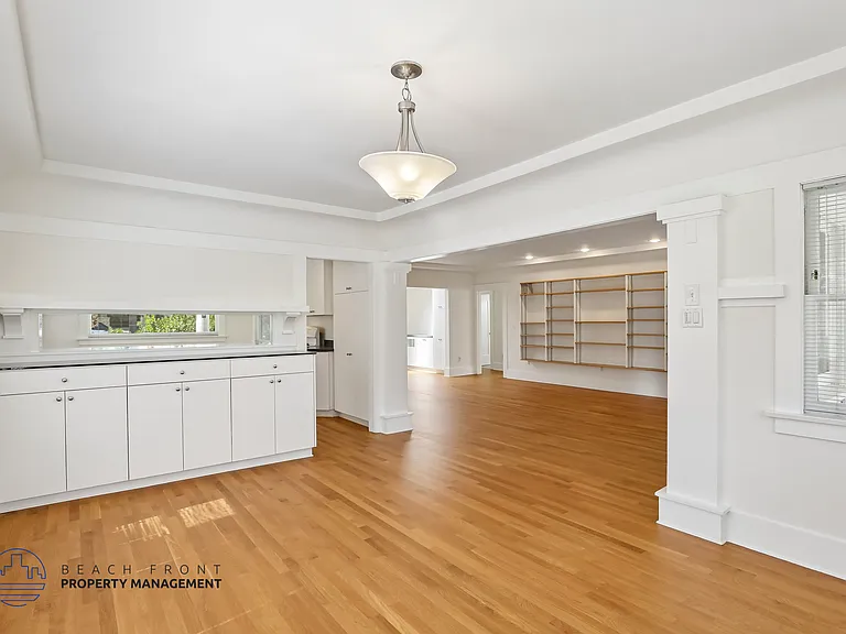 2810 E 2nd St — Photo 35
