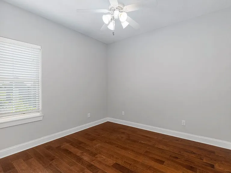 223 W Clarence St — Photo 13