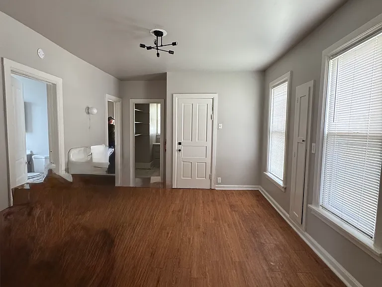 330 E Chambers St — Photo 11