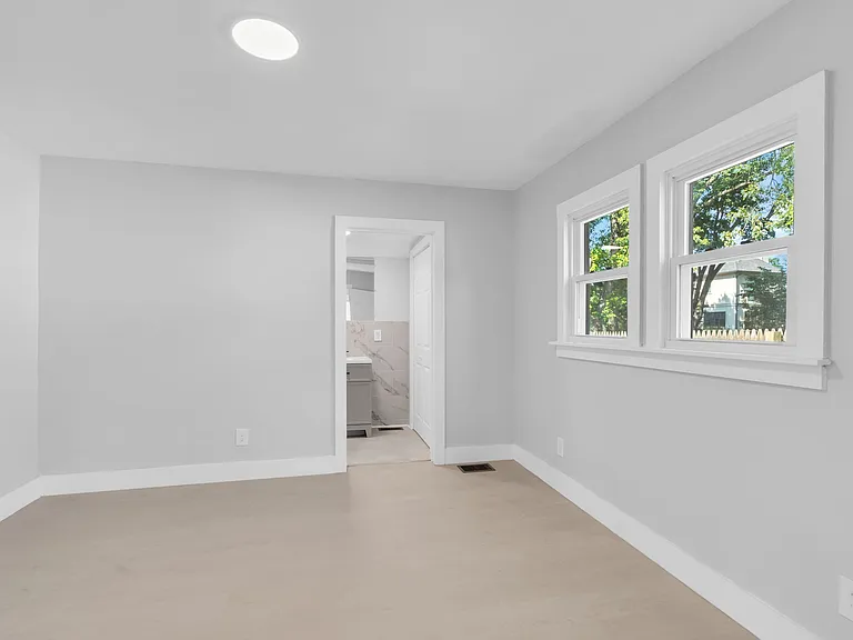 939 E County Line Rd — Photo 11