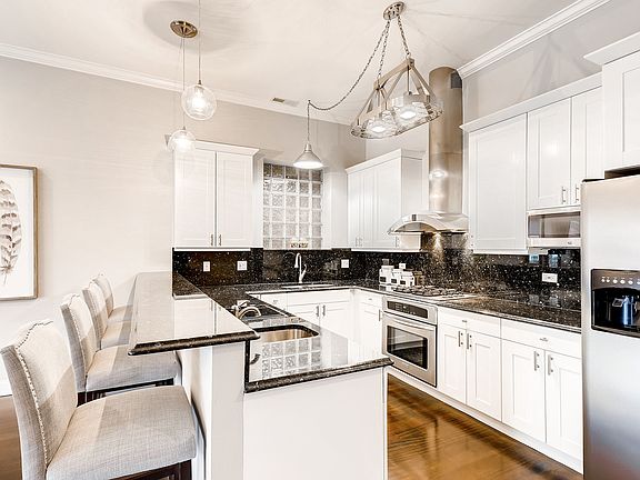 3rd image of 2028 W Belmont Ave APT 3W