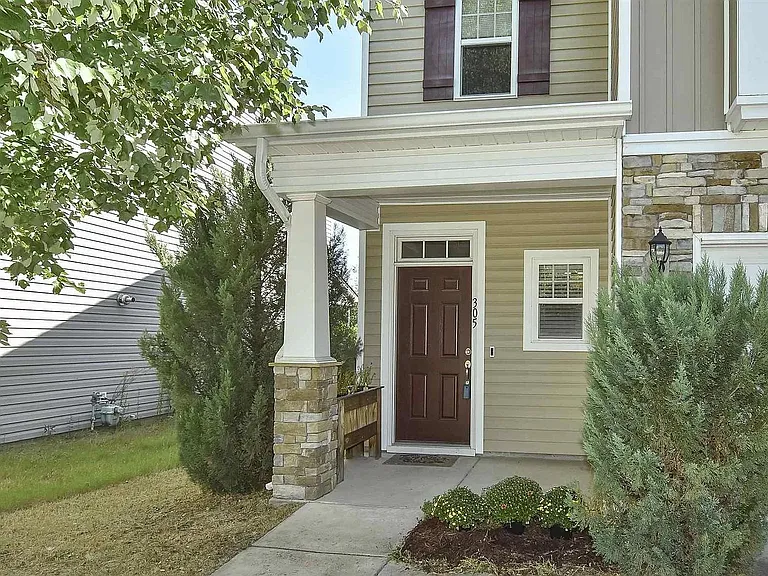 305 Chestnut Oak Ct — Photo 4