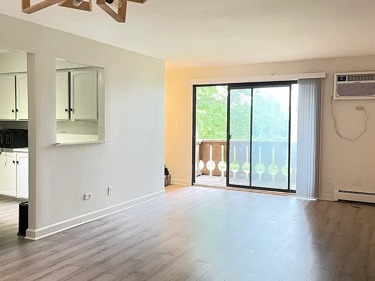 4 Parkside Ct #7 — Photo 5