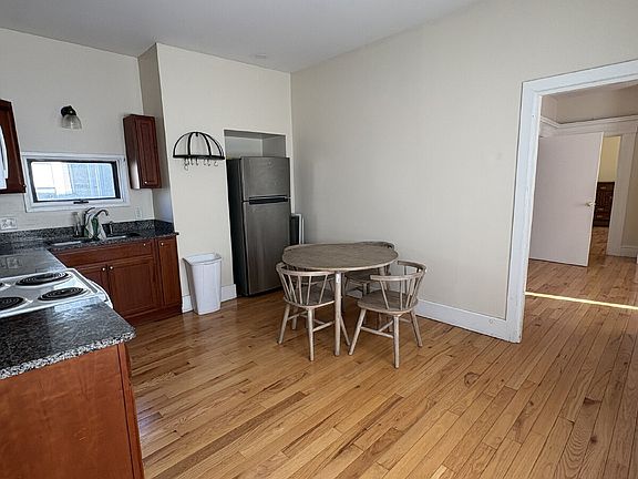 5th image of 28 Veranda St #1