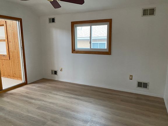 4th image of 363 Dongan Hills Ave #2F