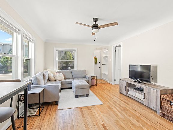4th image of 923 23rd St Unit 1